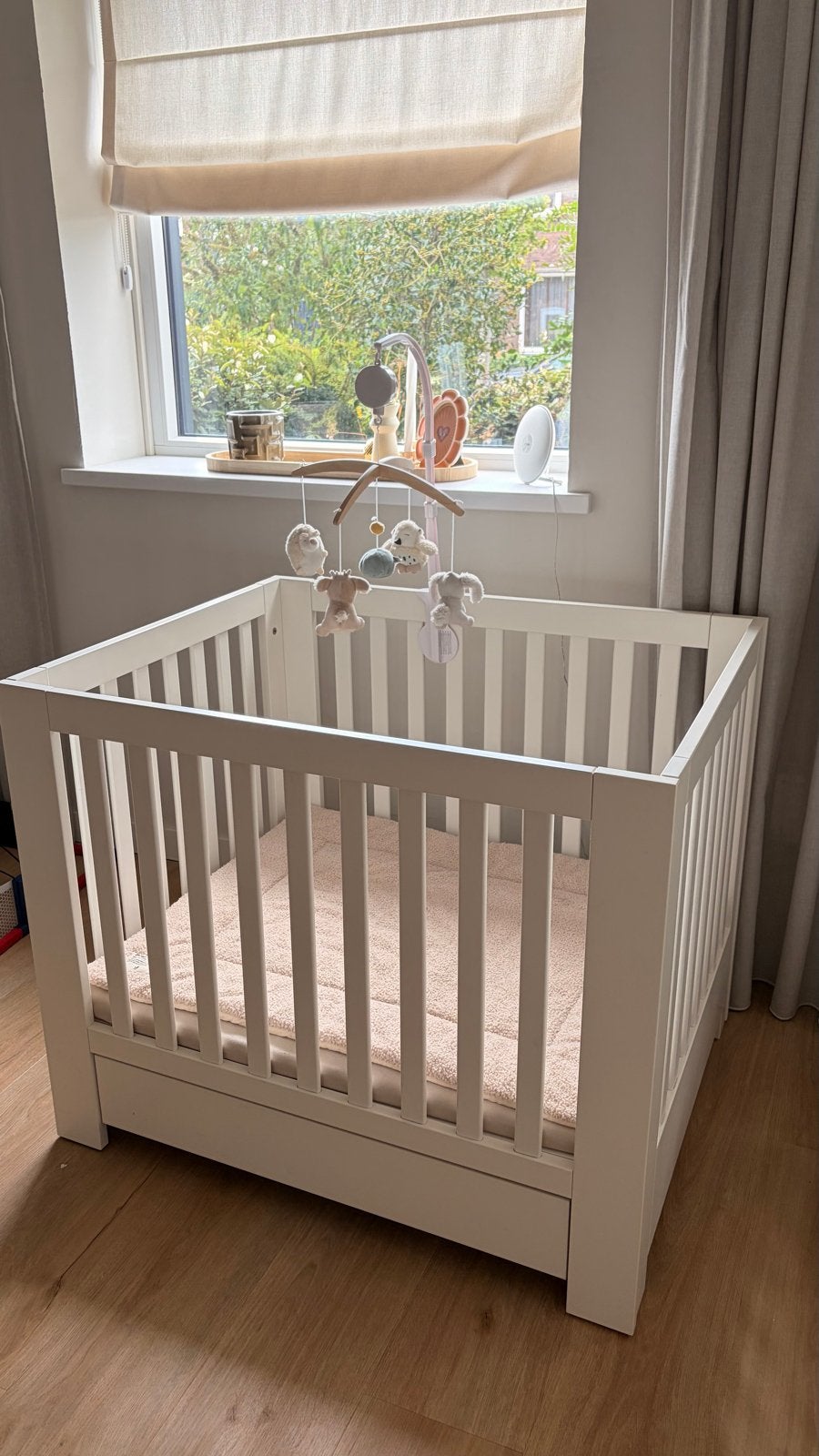 Wit houten ledikant met matras en mobiel, Kinderen en Baby's, Ophalen, Zo goed als nieuw, Lade