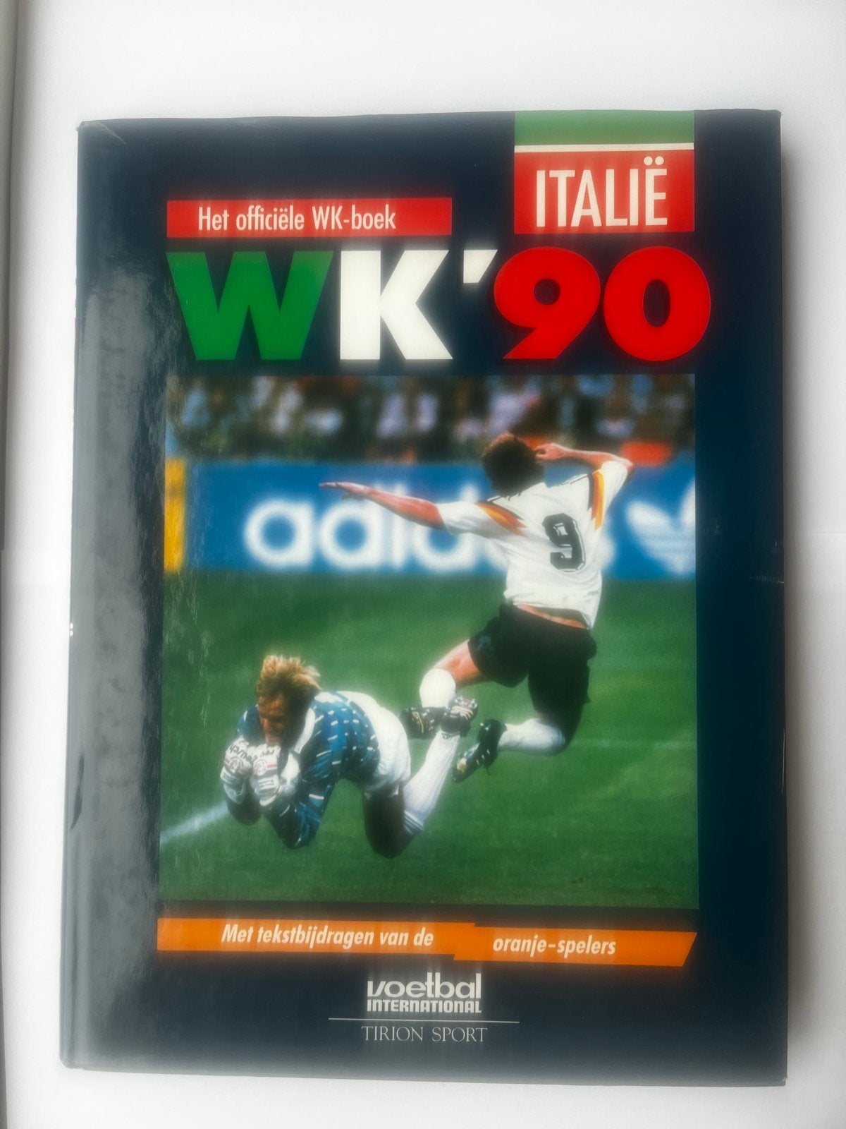 Het officiële WK-boek Italië '90 Voetbal International, Boeken, Ophalen of Verzenden, Zo goed als nieuw, Balsport
