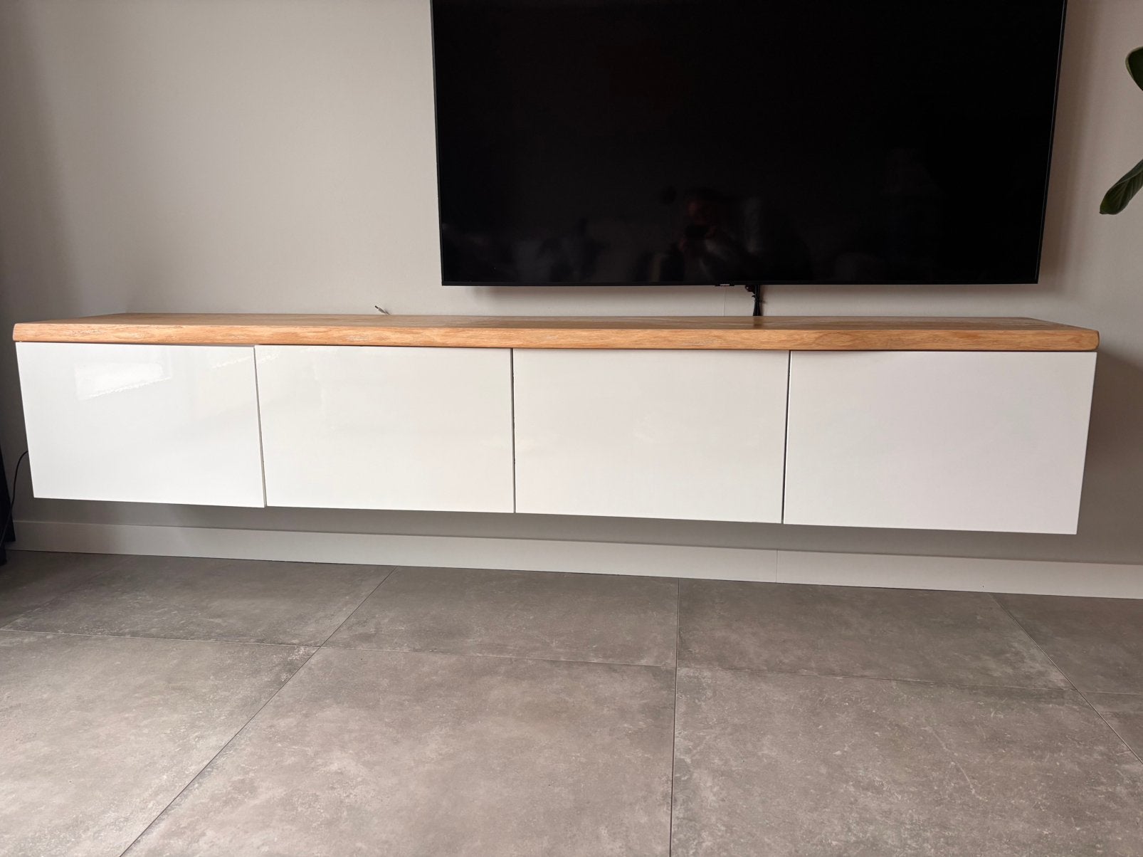 Tv meubel besta met op maat gezaagde boomstam plank, Ophalen, Gebruikt, 150 tot 200 cm, Minder dan 100 cm