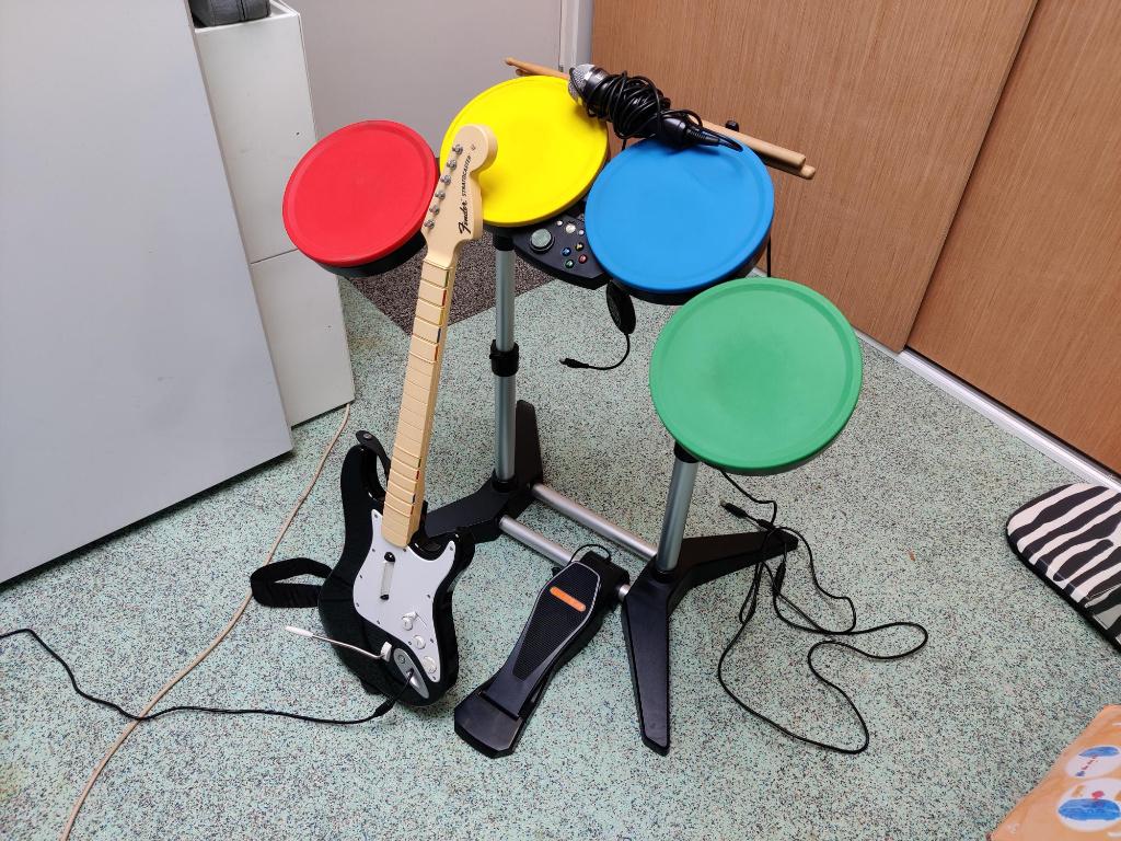 Rockband drumstel gitaar en microfoon Xbox 360, Spelcomputers en Games, Ophalen, Muziek, Gebruikt, 3 spelers of meer