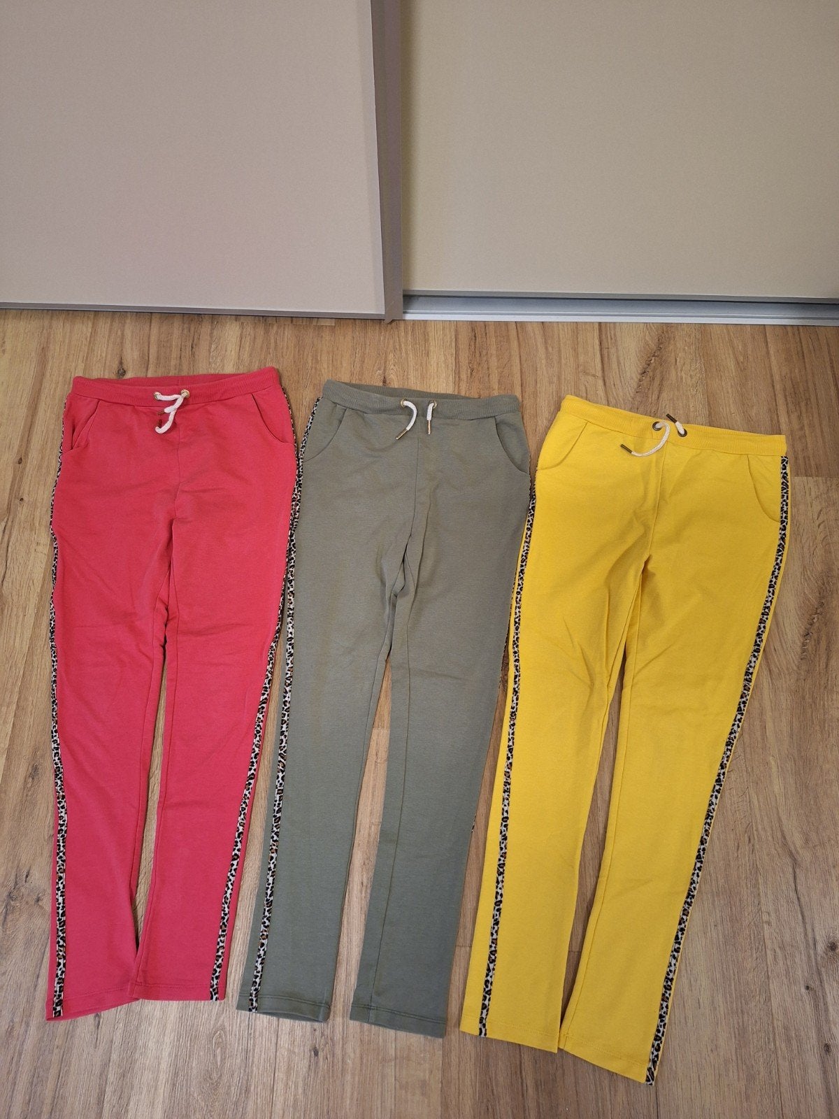 3 Mooie comfi sweatbroeken van Like Flo in maat 12-152., Broek, Meisje, Ophalen of Verzenden, Zo goed als nieuw