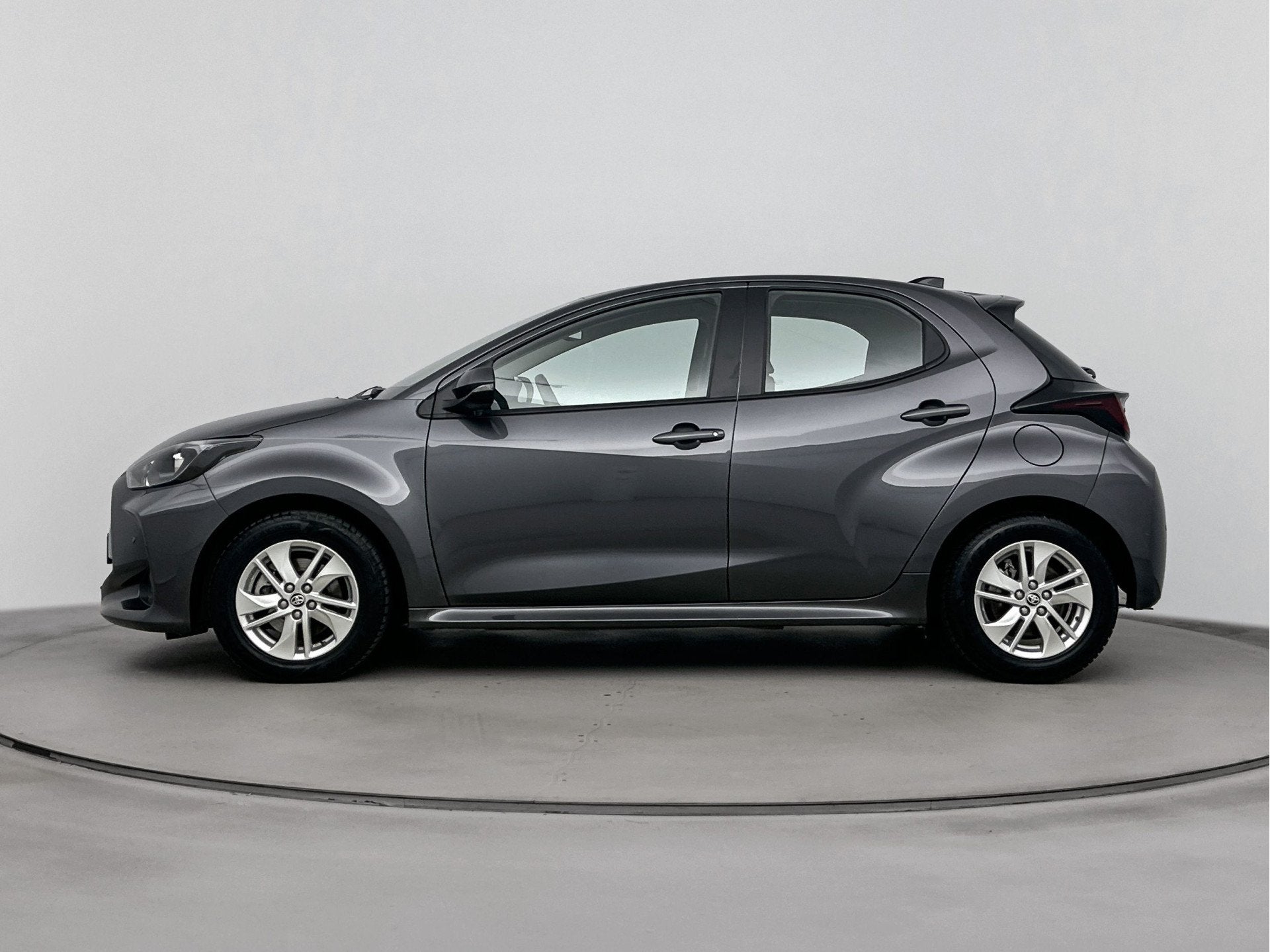 Toyota Yaris 1.5 Hybrid 115 Dynamic | Parkeersensoren V+A |, 12 maanden, Gebruikt, 1490 cc, Grijs