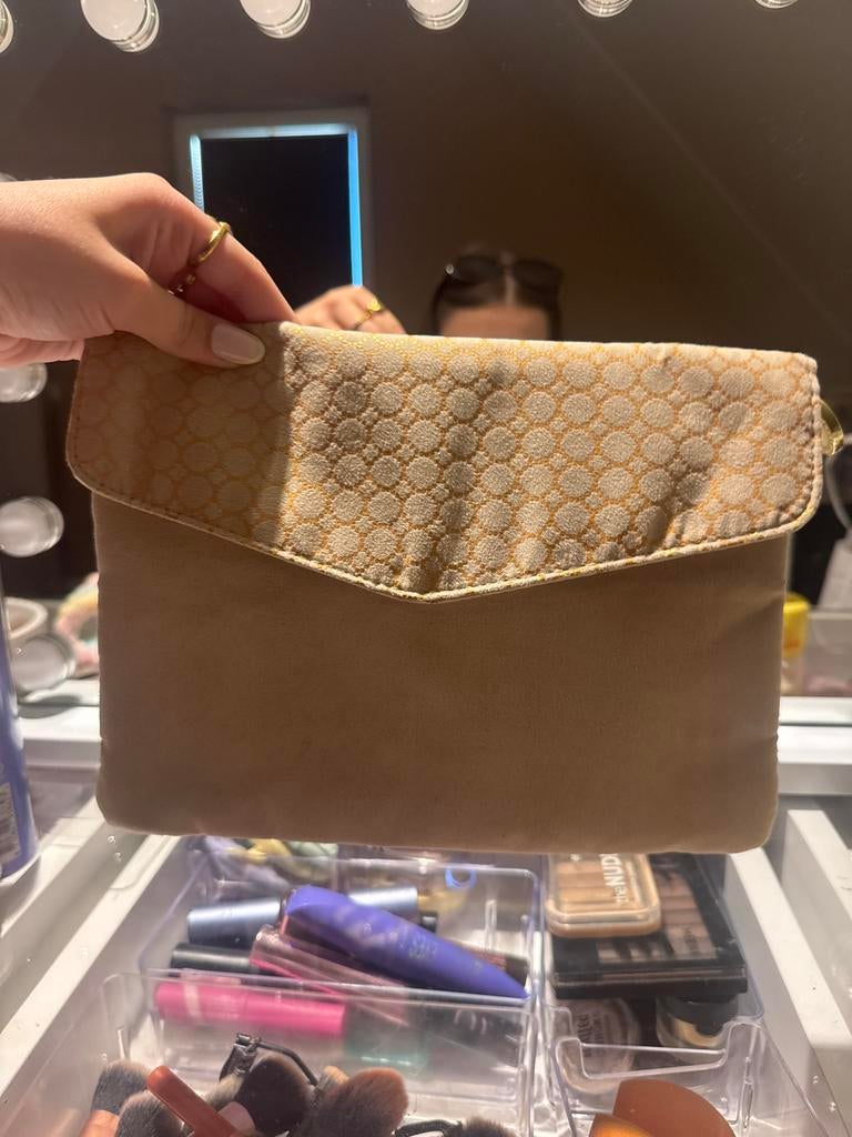 Bvlgari Emirates toilettasje/clutch - Zo goed als nieuw, Ophalen of Verzenden, Gebruikt, Beige, Dame