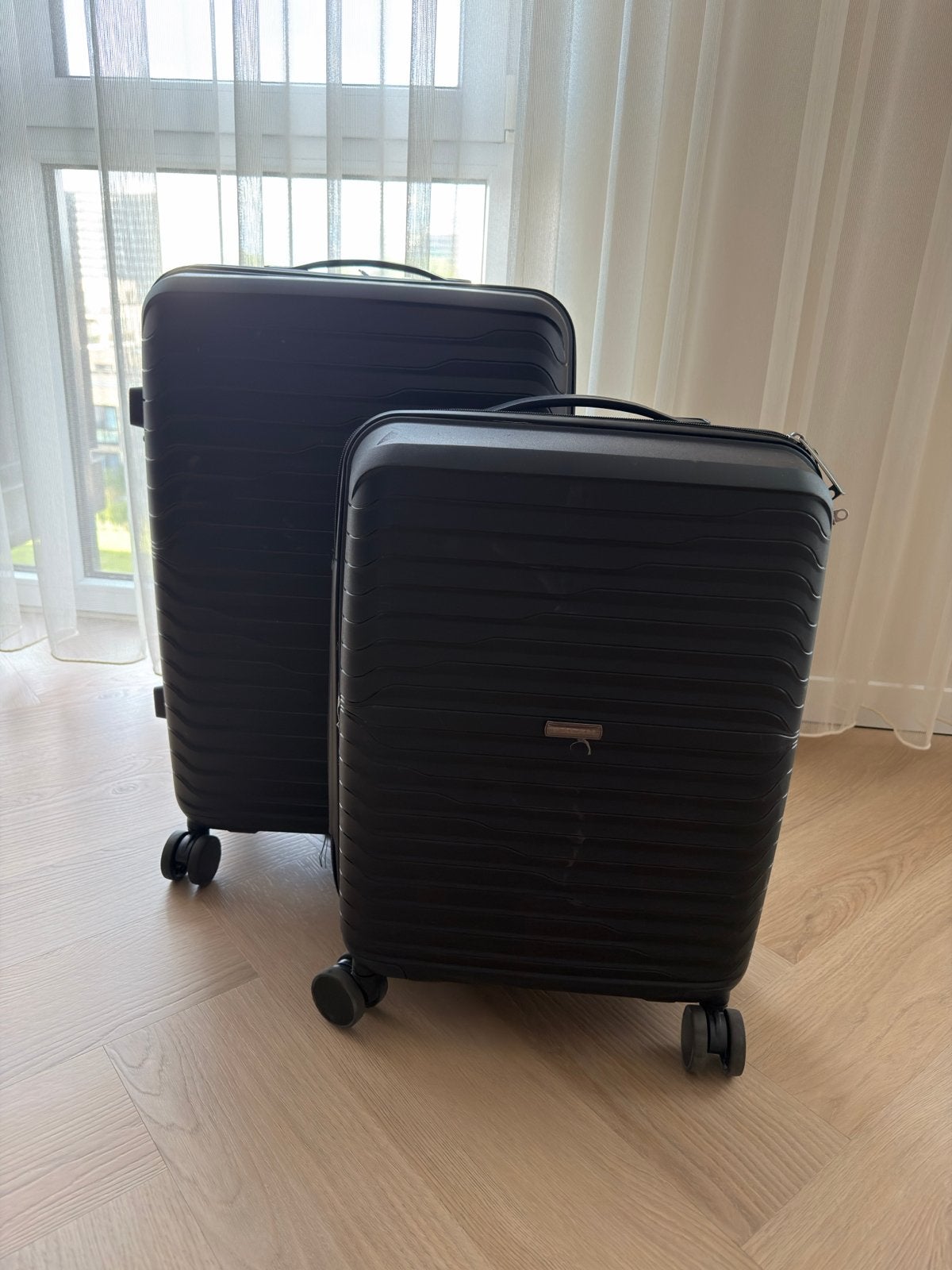 Set van 2 zwarte harde koffers met wieltjes en slot, 60 tot 70 cm, Gebruikt, Hard kunststof, Slot