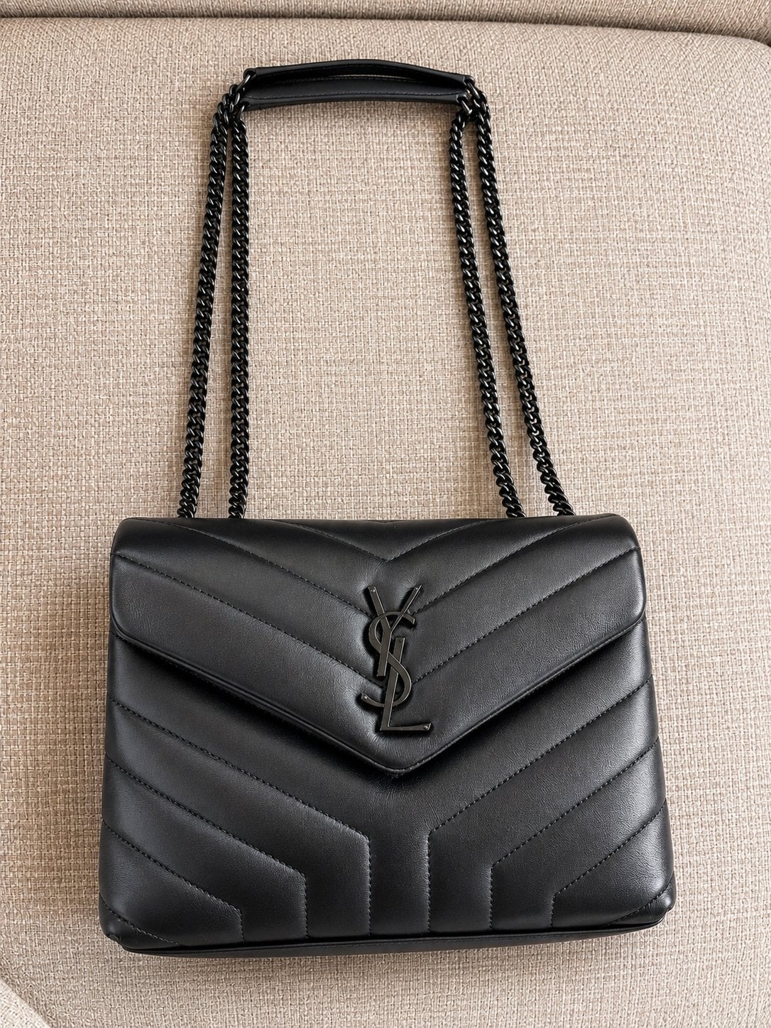 Yves Saint Laurent Loulou tas zwart incl YSL zonnebril, Ophalen of Verzenden, Zo goed als nieuw, Zwart, Schoudertasje