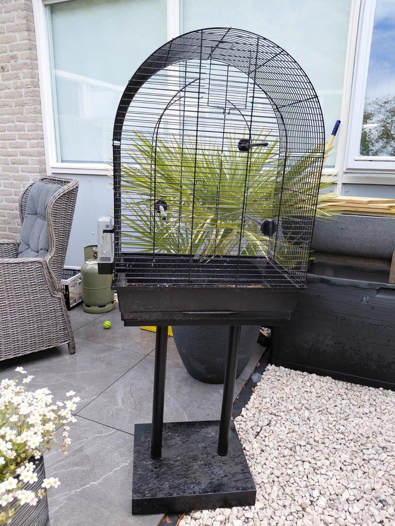 Schitterende vogel kooi op standaard., Dieren en Toebehoren, Vogels | Hokken en Kooien, Ophalen, Zo goed als nieuw, Metaal, Vogelkooi