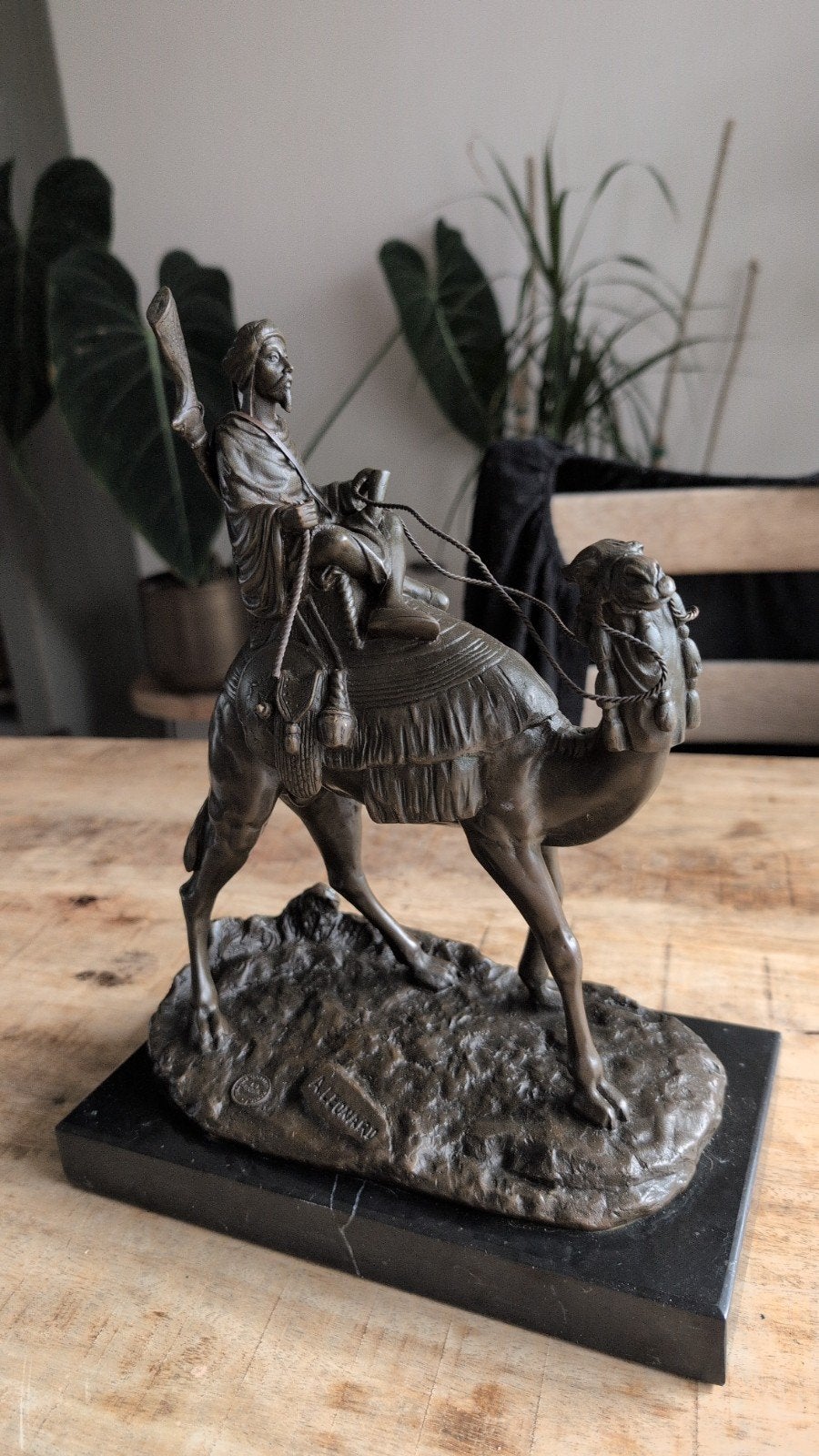 Bronzen beeld van man op kameel, gesigneerd A. Leonard, Antiek en Kunst, Ophalen of Verzenden
