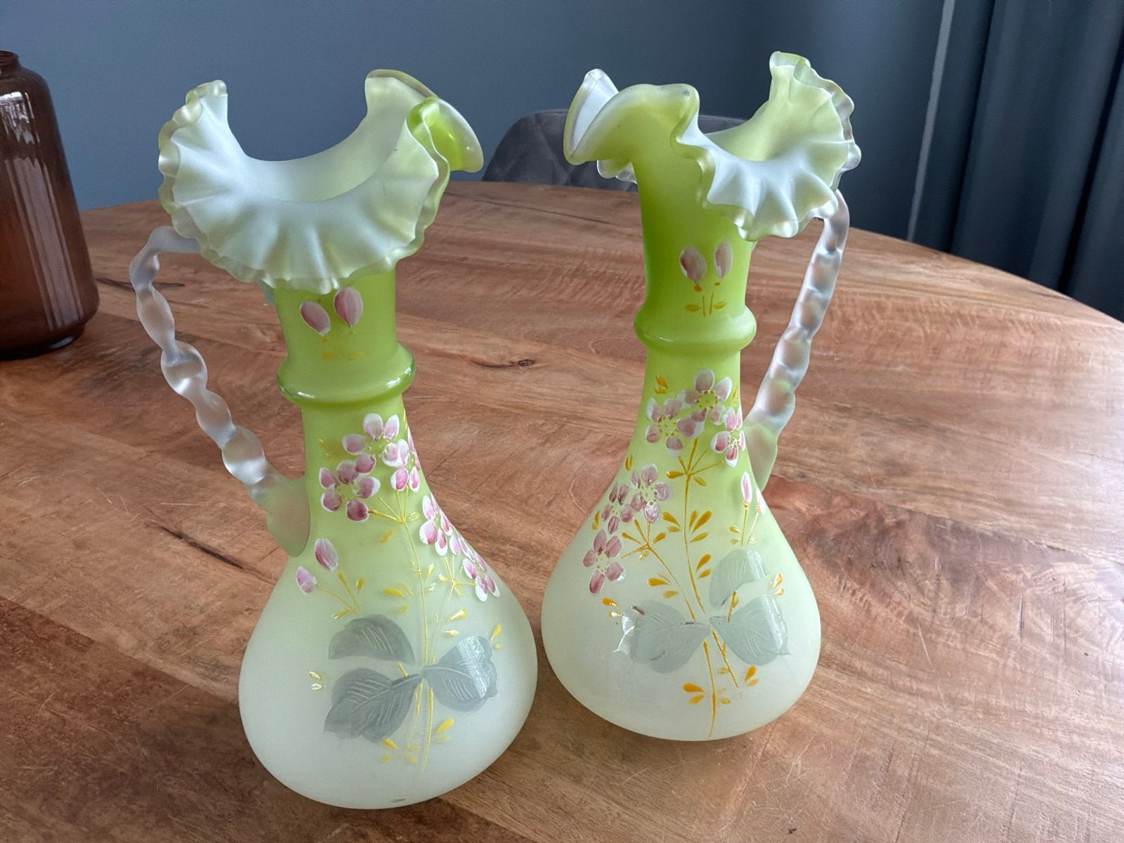 Antieke glazen vazen met handgeschilderde bloemen, Ophalen of Verzenden
