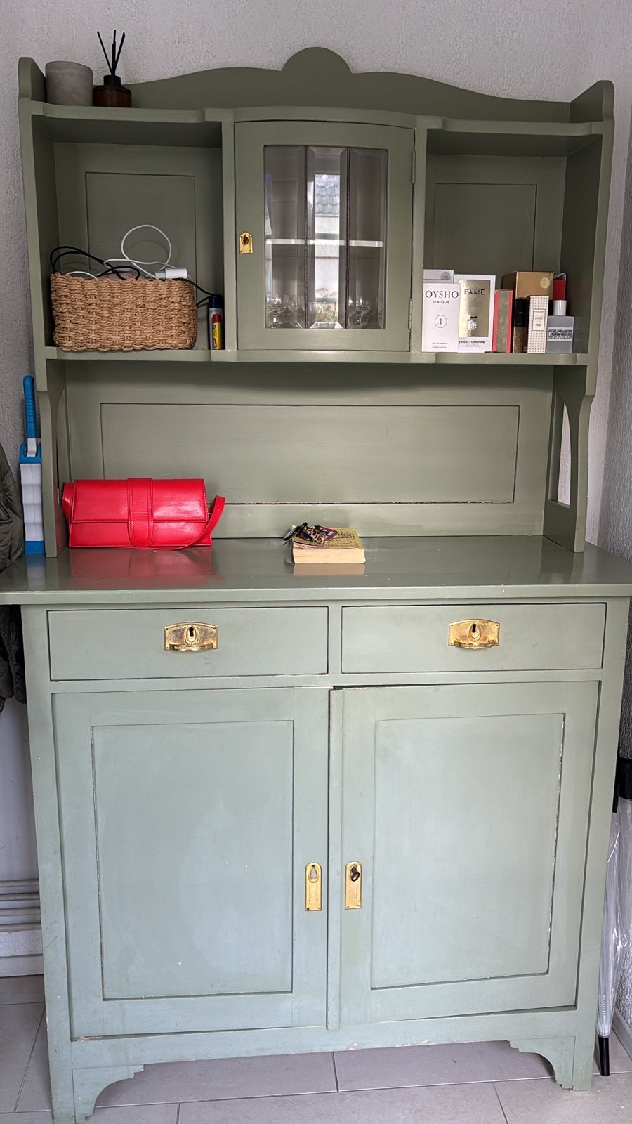 Vintage buffetkast in saliegroen met messing details, Ophalen