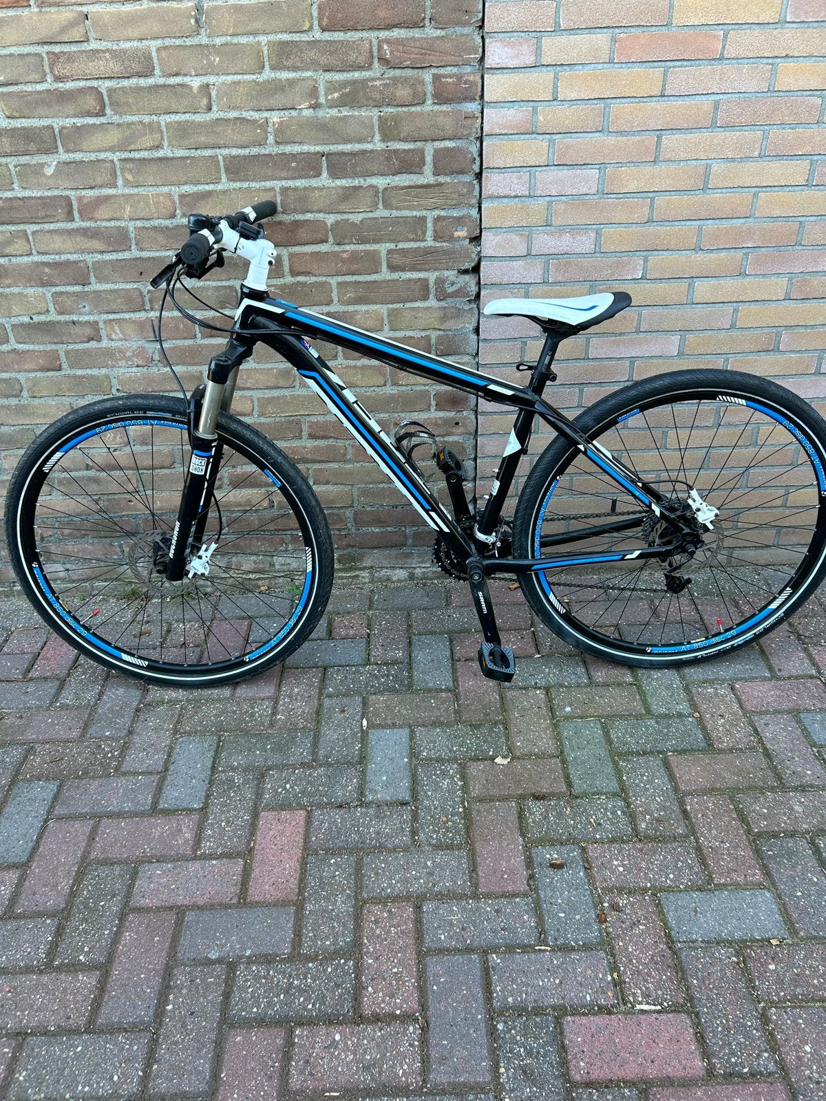 Trek Cobia Mountainbike - Zwart/Wit/Blauw - Maat 18