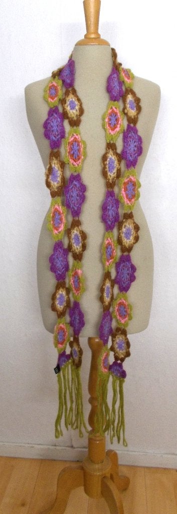 Grappig gehaakte/handwerk bloemen wollen sjaal van Didi, Verzenden, Zo goed als nieuw, Maat 42/44 (L), Sjaal