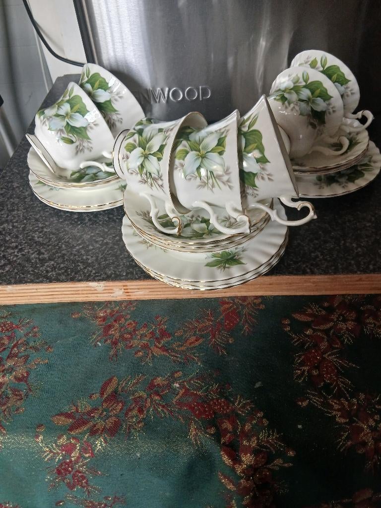 Royal Albert Trillium trio,s, Ophalen of Verzenden, Nieuw, Porselein, Kop en/of schotel