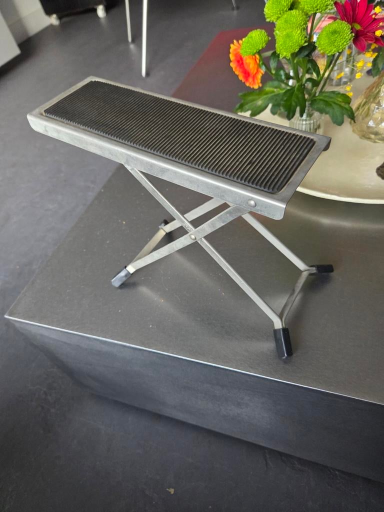 Vintage voetsteun voor gitaar, Ophalen