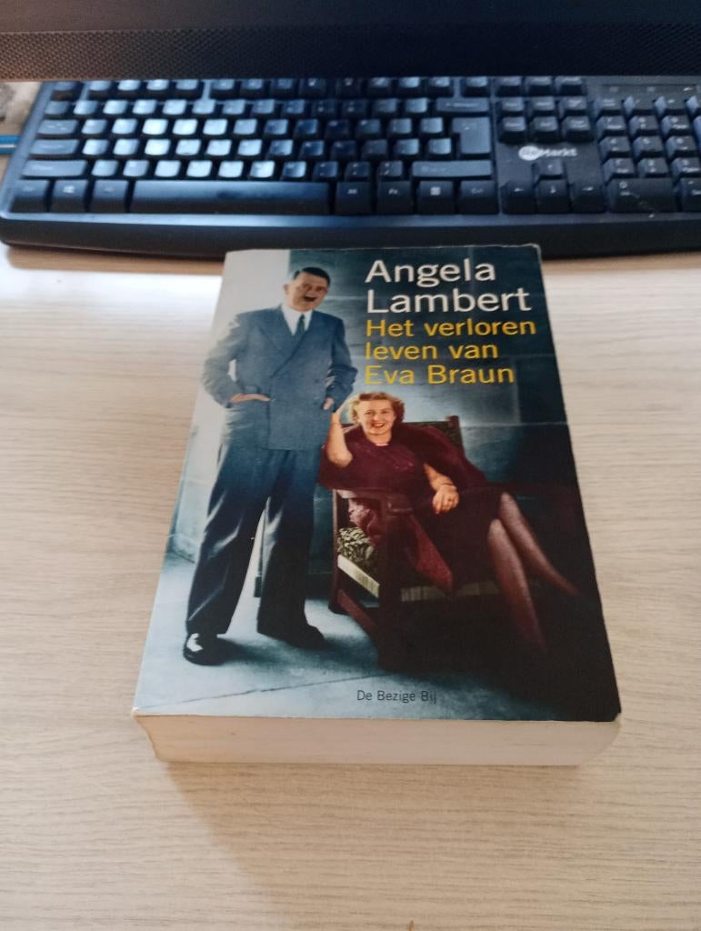 Het verloren Leven van Eva Braun - Angela Lambert, Boeken, Ophalen of Verzenden, Gelezen, Europa overig