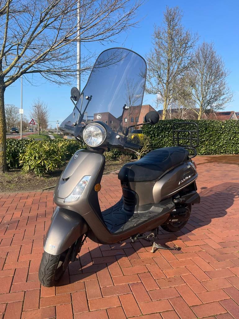 Sym Fiddle 2 scooter (2021) met windscherm en matchende helm, Fietsen en Brommers, Scooters | SYM, Ophalen, Gebruikt, Benzine