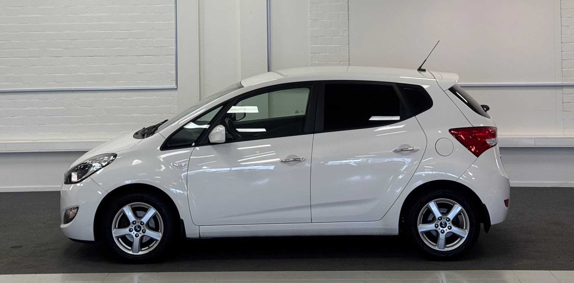 Hyundai Ix20 1.6i i-Motion Parkeerhulp All season banden APK, Auto's, Voorwielaandrijving, Euro 5, Gebruikt, 4 cilinders