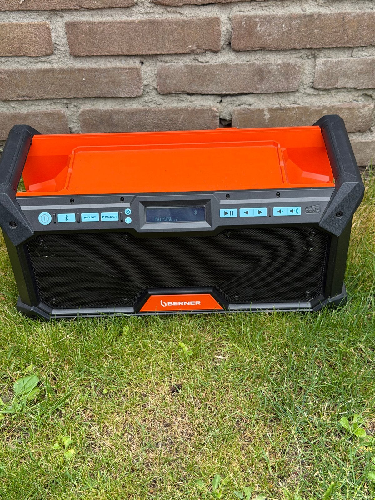 Berner Bouwradio met Accu - Robuust en Draagbaar, Ophalen of Verzenden, Zo goed als nieuw, Bouwradio