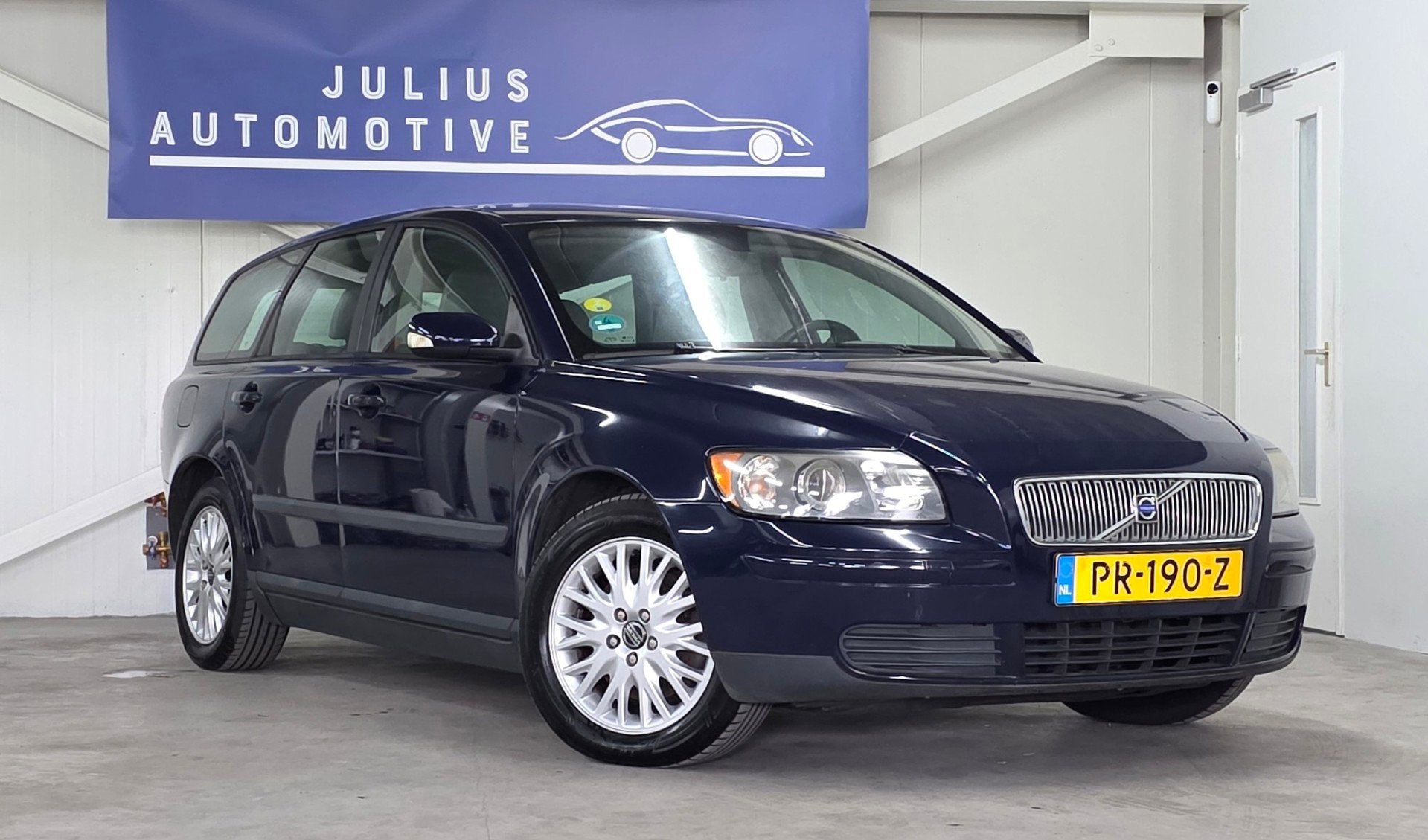 Volvo V50 2.4 Goed Onderhouden Trekhaak Airco Nieuwe APK Gar, Auto's, Gebruikt, Beige, 700 kg, Blauw