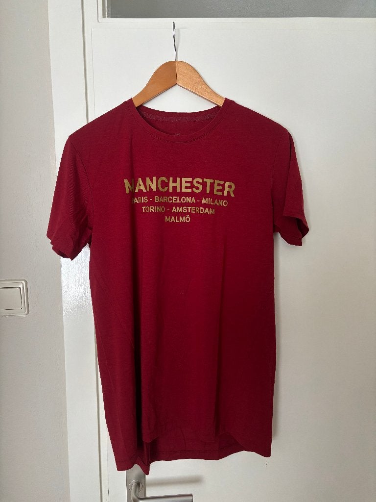 A-Z T-shirt bordeauxrood met gouden print, maat M, Ophalen of Verzenden, Gedragen, Maat 48/50 (M), Rood