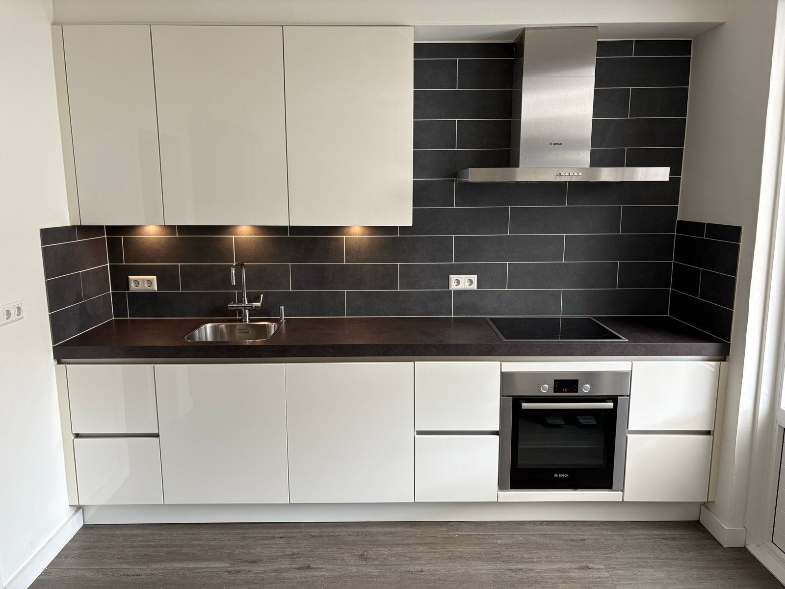 Moderne witte keuken met Bosch apparatuur kokend water kraan, Ophalen, Gebruikt, Overige materialen, Wit