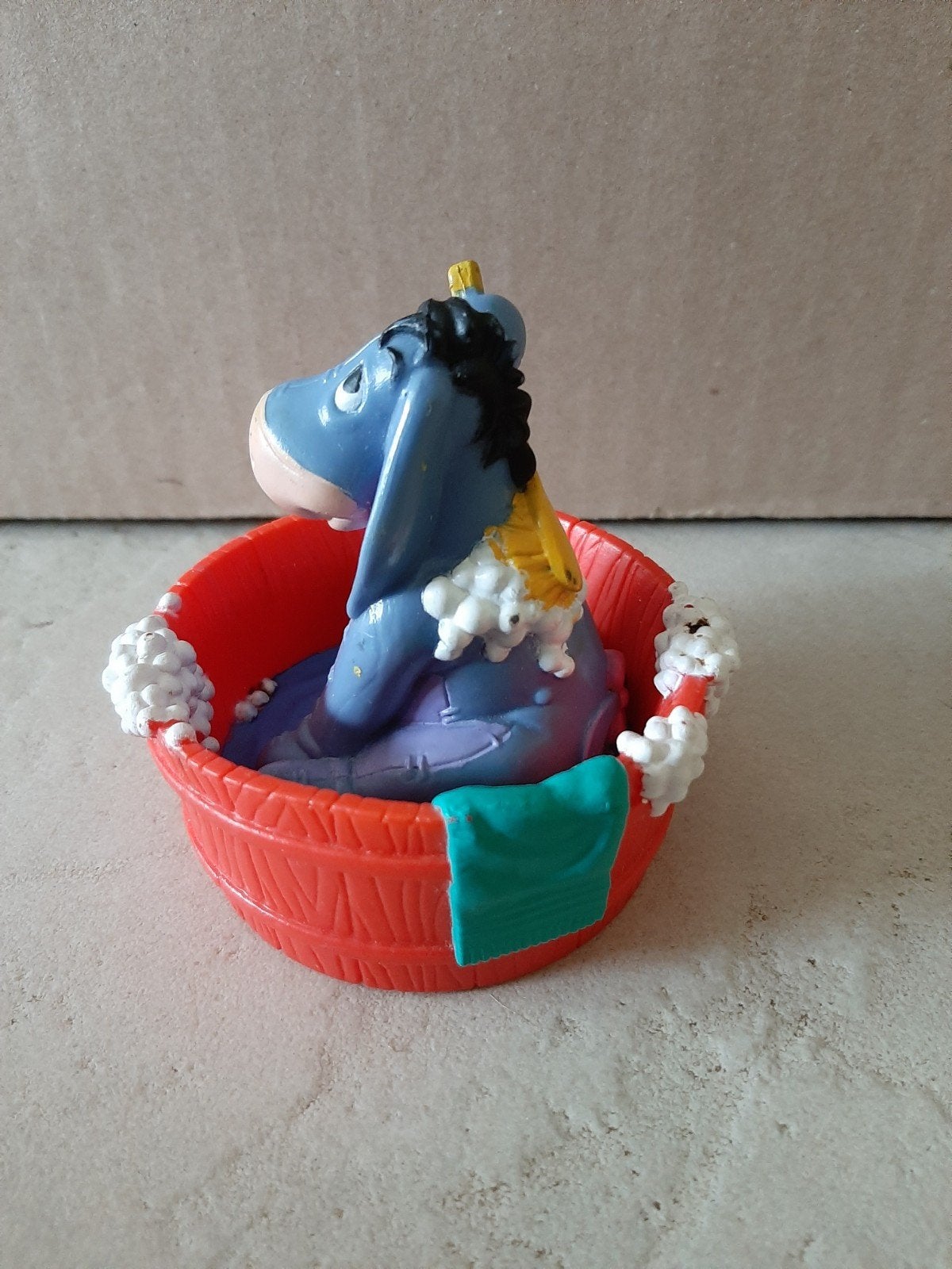 Winnie de Poeh iejoor in bad figuur, Ophalen of Verzenden, Winnie de Poeh of vrienden, Beeldje of Figuurtje