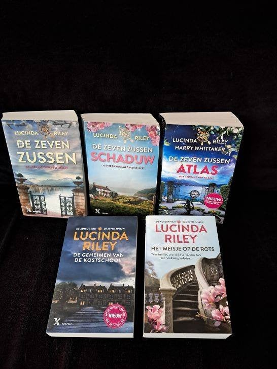4 x l. Riley / zeven zussen , schaduw, atlas, meisje op rots, Ophalen of Verzenden, Zo goed als nieuw