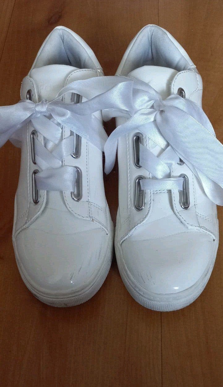 Trendy witte Fabs sneakers met satijnen lintveters - Maat 37, Kleding | Dames, Wit, Ophalen of Verzenden, Fabulous Fabs, Sneakers of Gympen