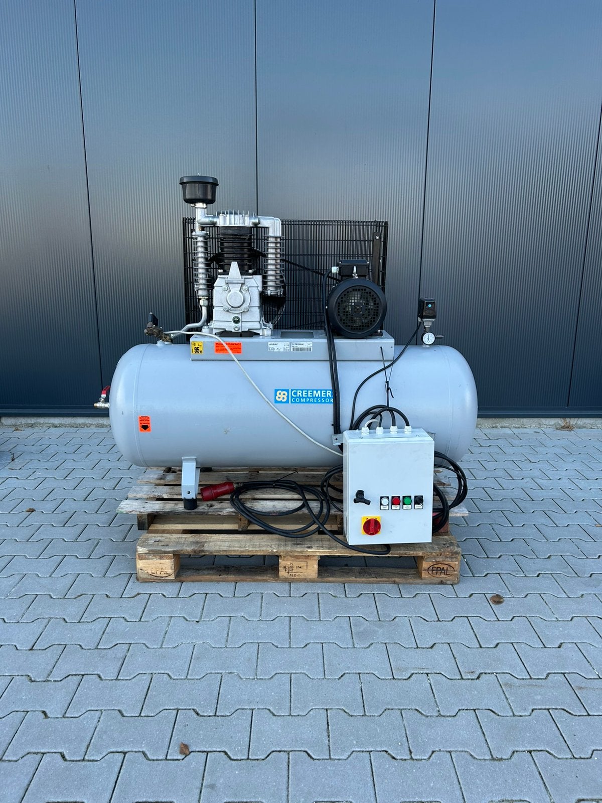 Creemers compressor – 270 liter – 4 kW – sterdriehoek, Ophalen, 400 tot 800 liter/min, Zo goed als nieuw, 10 bar of meer