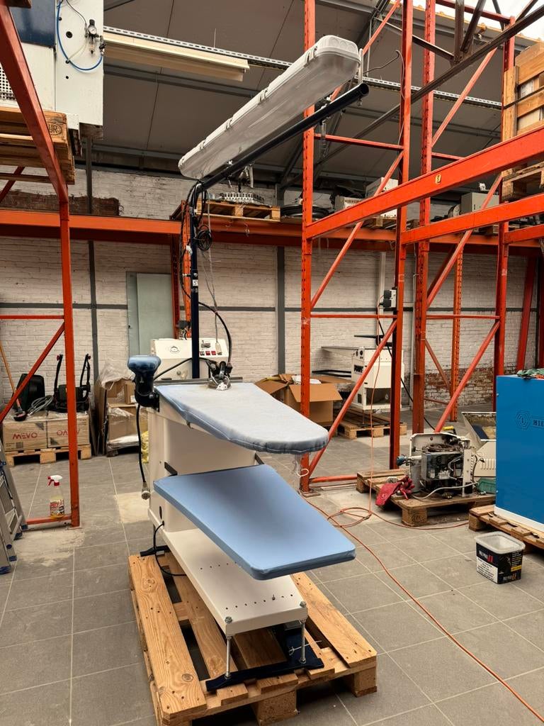 Professionele/industriele strijktafel PONY C130, Ophalen, Zo goed als nieuw, Strijkijzer met snoer