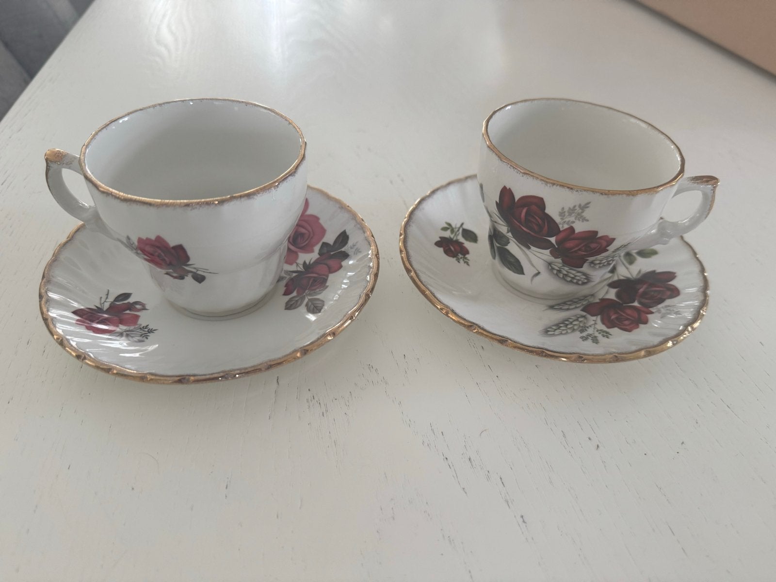 Set van 2 vintage theekopjes met schotels - Rode rozen, Antiek en Kunst, Antiek | Servies los, Ophalen of Verzenden