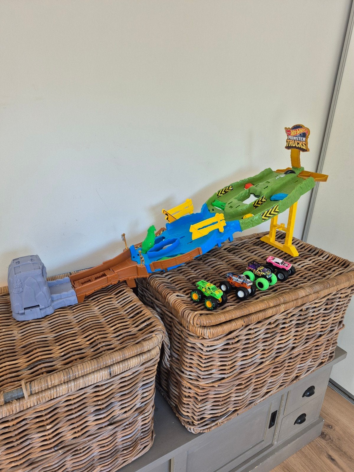 Hot Wheels Monster Trucks speelset met 4 trucks, Ophalen, Zo goed als nieuw