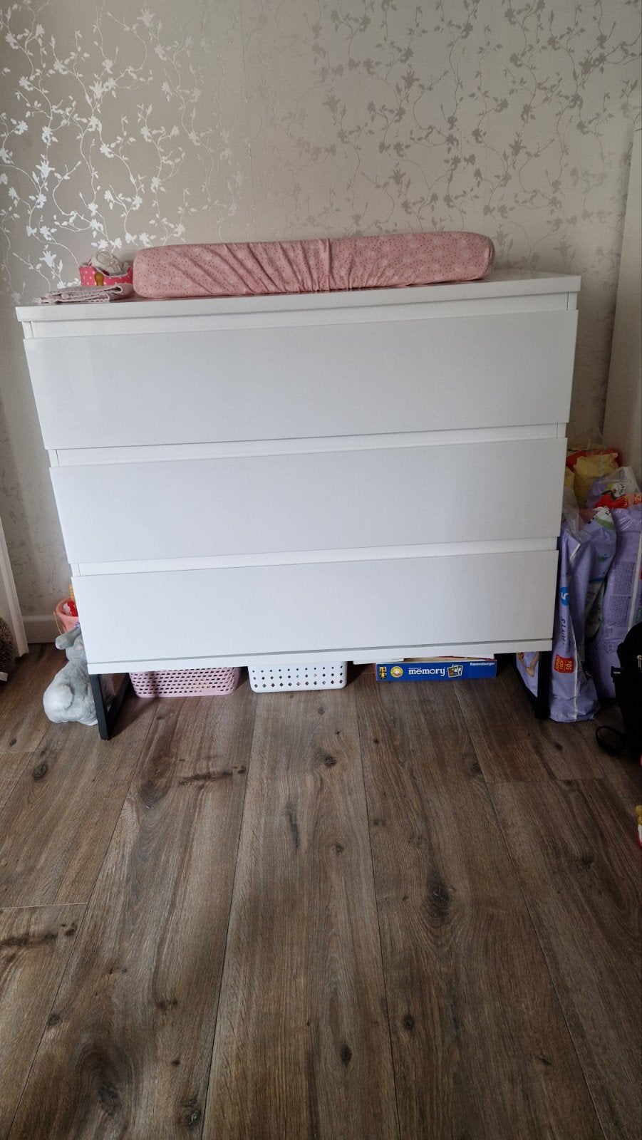 Interbaby Commode Hoogglans Wit met Zwarte Pootjes - 3 Lades, Kinderen en Baby's, Gebruikt, 50 tot 70 cm, Ophalen of Verzenden