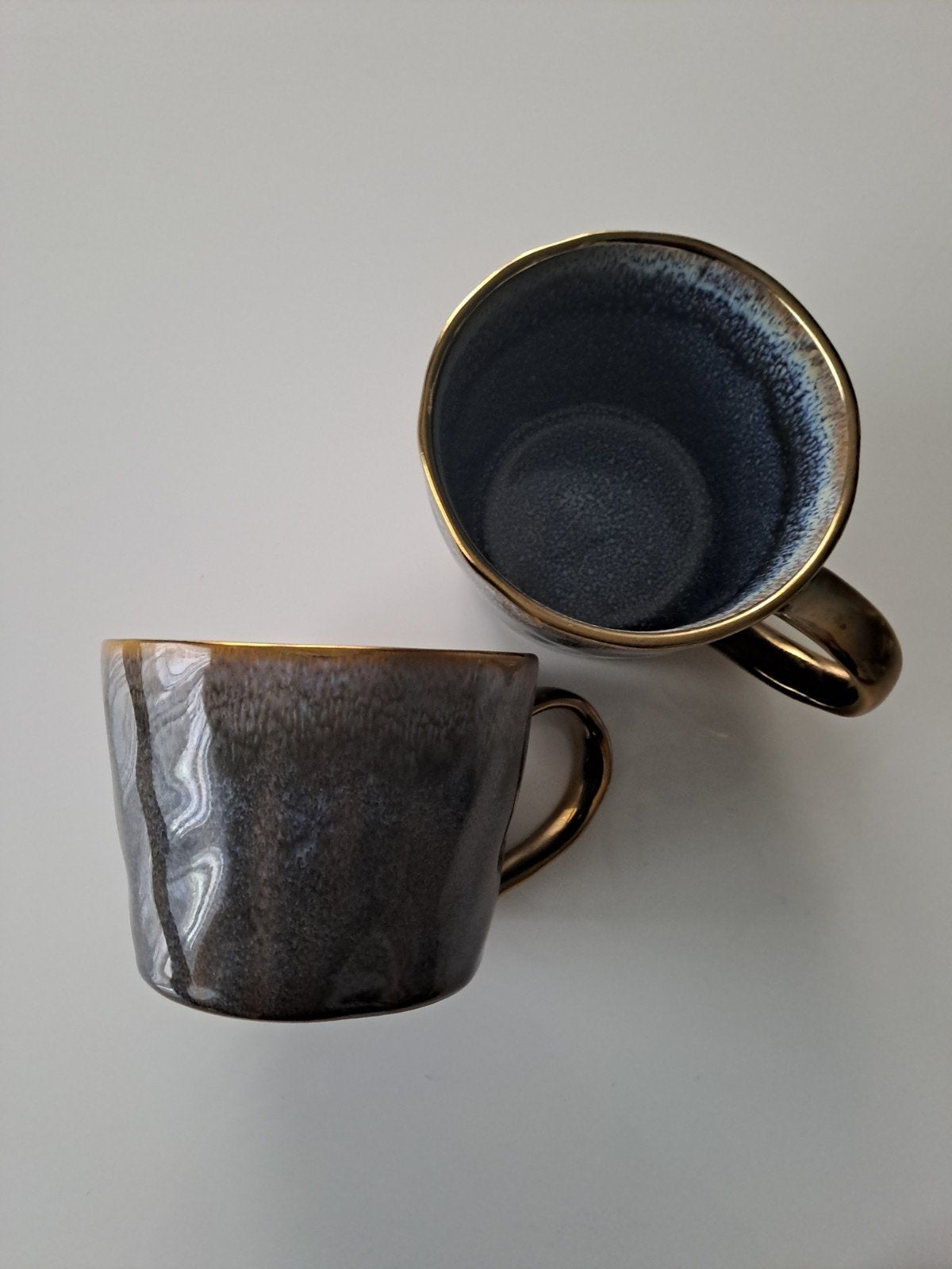 2 nieuwstaat mokken Xenos met goudkleurig oor, Huis en Inrichting, Keuken | Servies, Ophalen, Nieuw, Overige stijlen, Kop(pen) en/of Schotel(s)