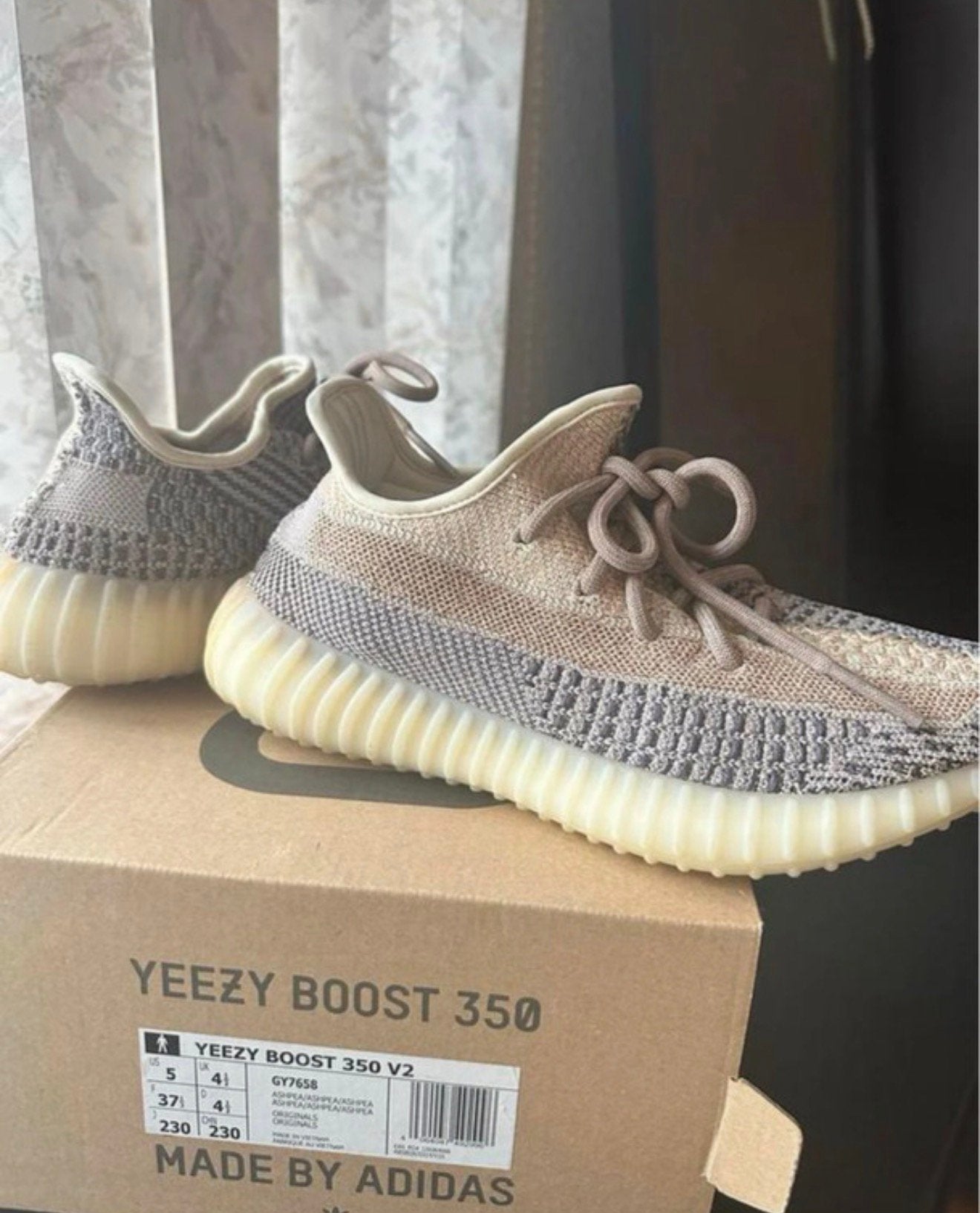 Yeezy Ash Pearl Originals 350 V2- Maat 37,5, Ophalen of Verzenden, Zo goed als nieuw, Overige kleuren, Sneakers of Gympen