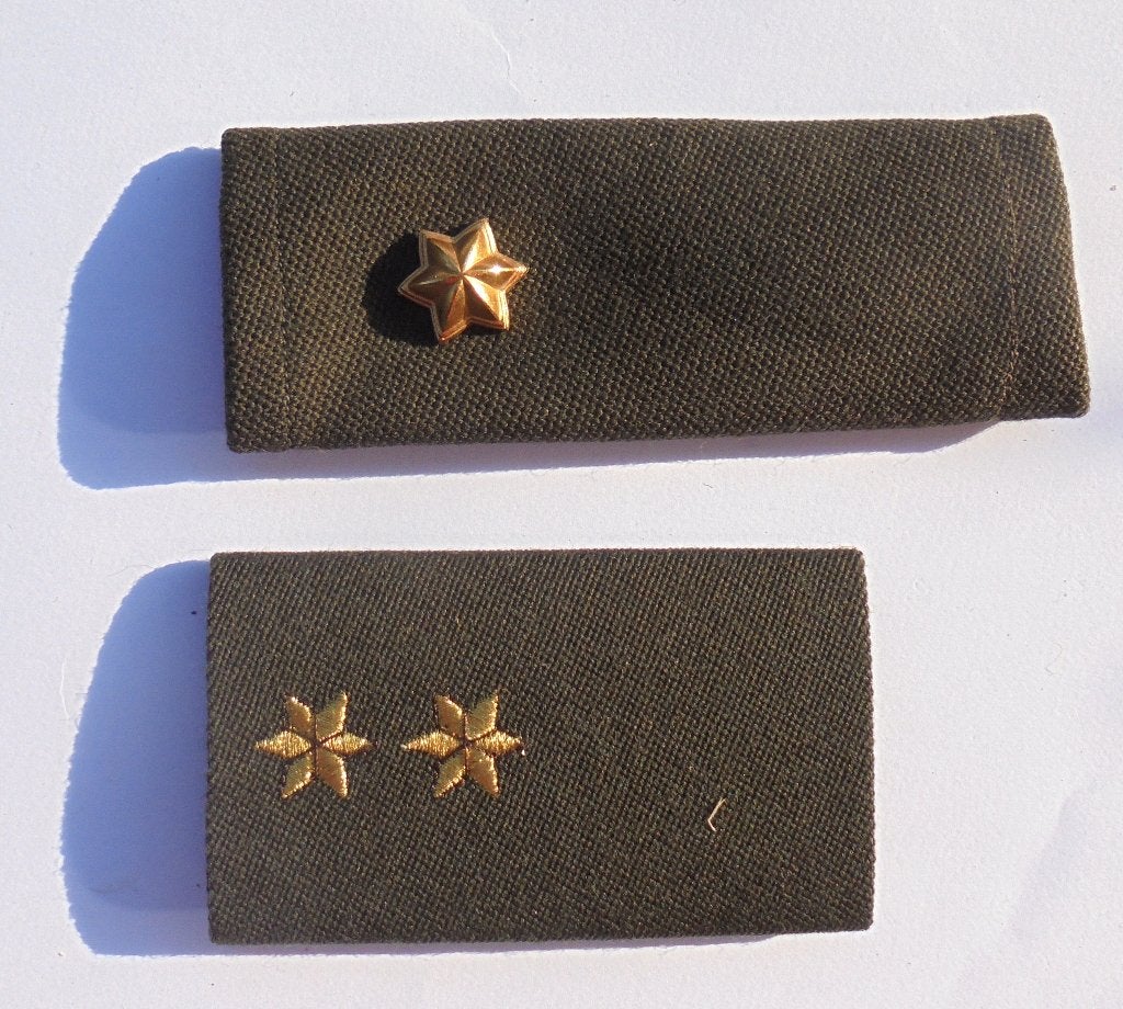 Twee losse ster emblemen ROT Kon Landmacht., Ophalen of Verzenden, Landmacht, Nederland, Embleem of Badge