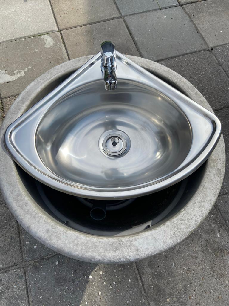 Nieuwe chrome kleine hoek spoelbak (camping) wasbak kraan, Ophalen of Verzenden, Nieuw, Inbouw