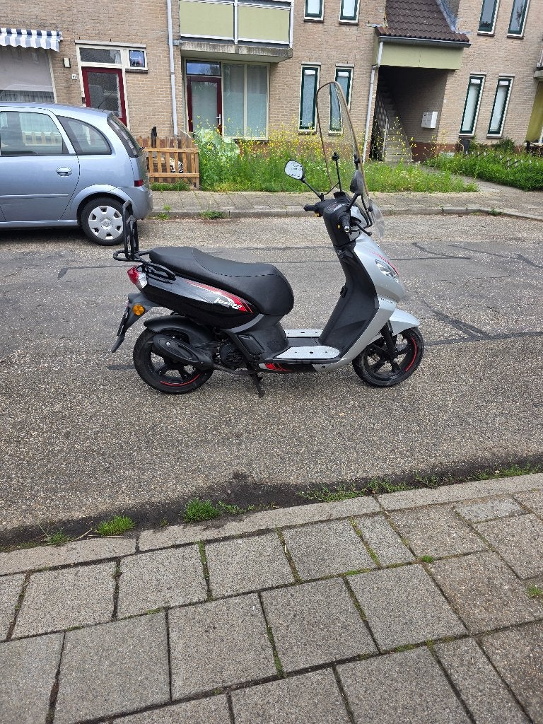 Te koop Peugeot Kisbee two tone, Ophalen, Gebruikt, Overige modellen, Maximaal 45 km/u