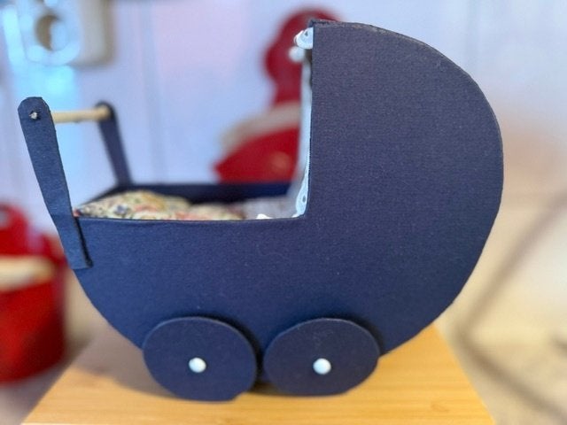 kartonnen poppenwagentje met popje (een oudje), Ophalen of Verzenden