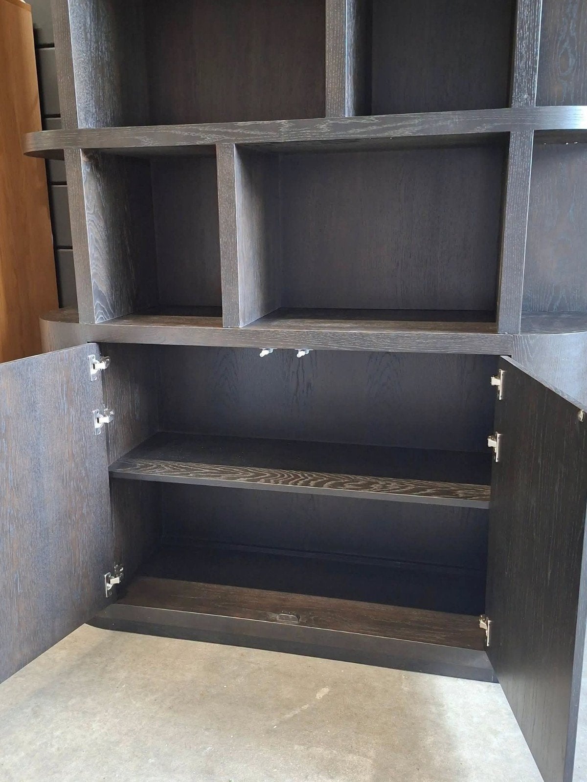 Boekenkast Novero Espresso, 145 cm van Livingfurn, Ophalen, Met deur(en), 100 tot 150 cm, 200 cm of meer