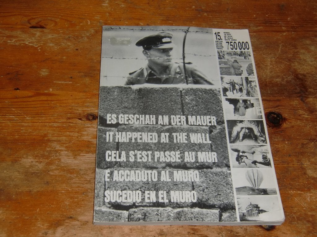 It happend at the Wall (Berlijnse muur 1961-1989, fotoboek), 20e eeuw of later, Europa, Ophalen of Verzenden, Zo goed als nieuw