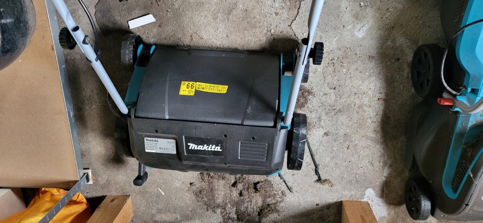 Makita verticuteer machine elektrisch, Ophalen, Cirkelmaaier, Elektrische grasmaaier, Zo goed als nieuw