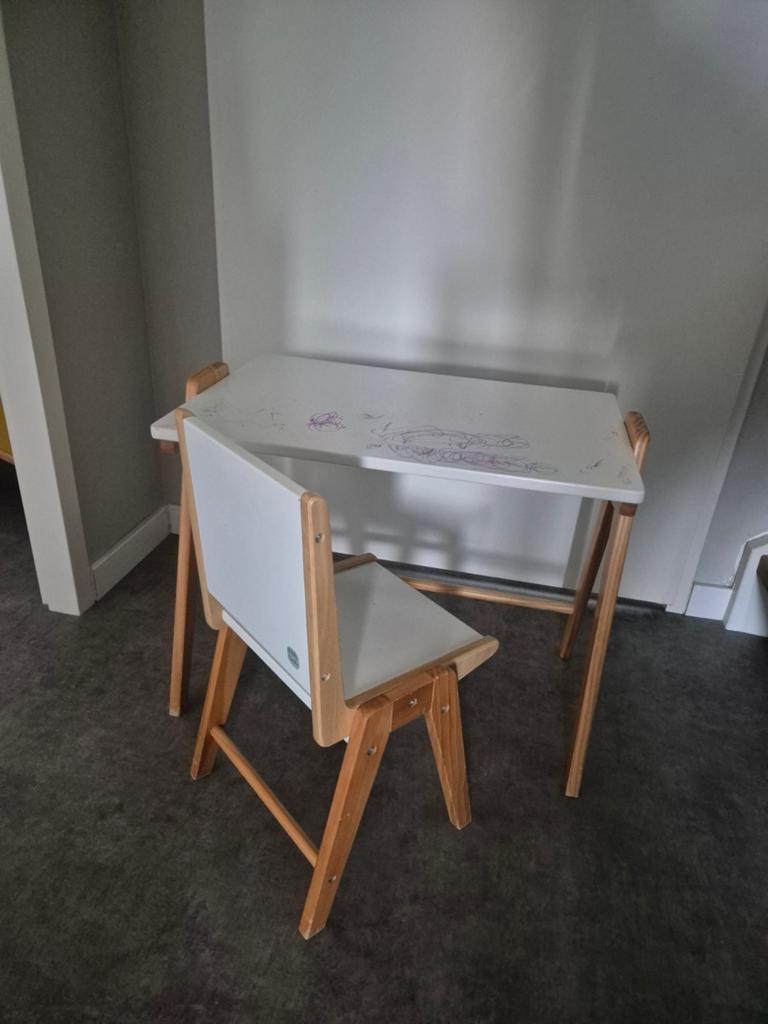 Petite Amélie Kinderbureau met Stoel - Gebruikt, Ophalen of Verzenden, Gebruikt, Tafel(s) en Stoel(en)