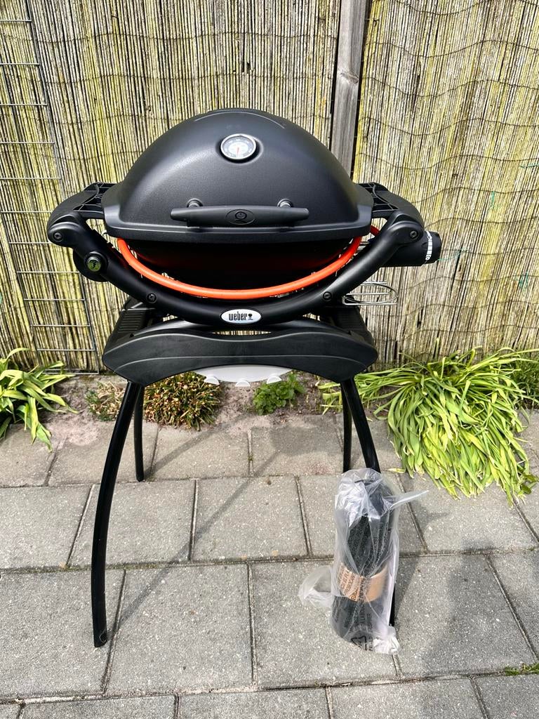 Nieuwe Weber Q1200 gasbarbecue met stand, Ophalen, Zo goed als nieuw