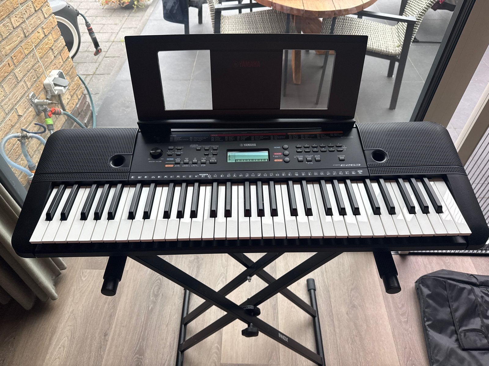 Yamaha PSR-E263 keyboard met standaard en hoes, Ophalen, Yamaha, Aanslaggevoelig, 61 toetsen