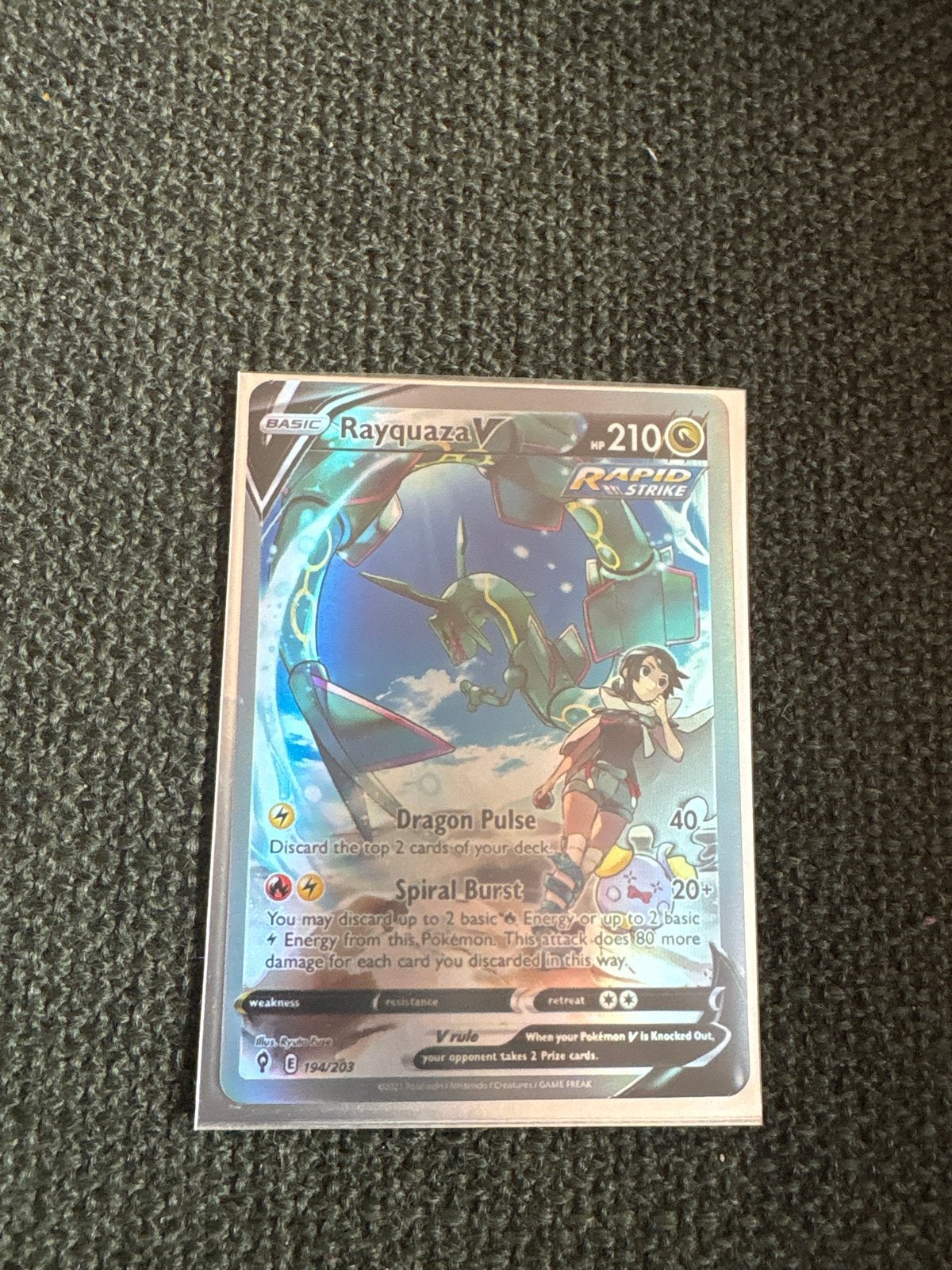 Pokémon TCG: Rayquaza V (Full Art) 194/203, Ophalen, Zo goed als nieuw, Losse kaart, Foil