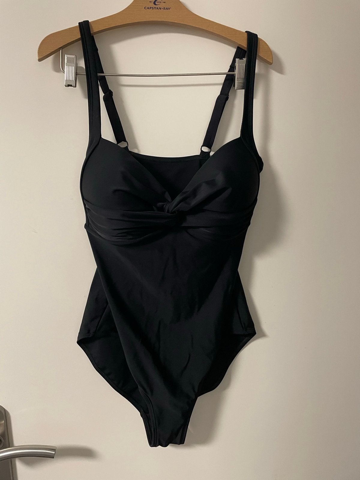 Zwart Badpak met Gedraaide Buste - Zo goed als nieuw, Kleding | Dames, Ophalen of Verzenden, Zo goed als nieuw, Zwart, Badpak