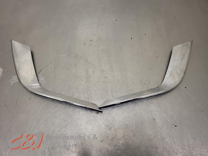 Grille Lijst van een Renault Trafic, Gebruikt, -, Renault, -
