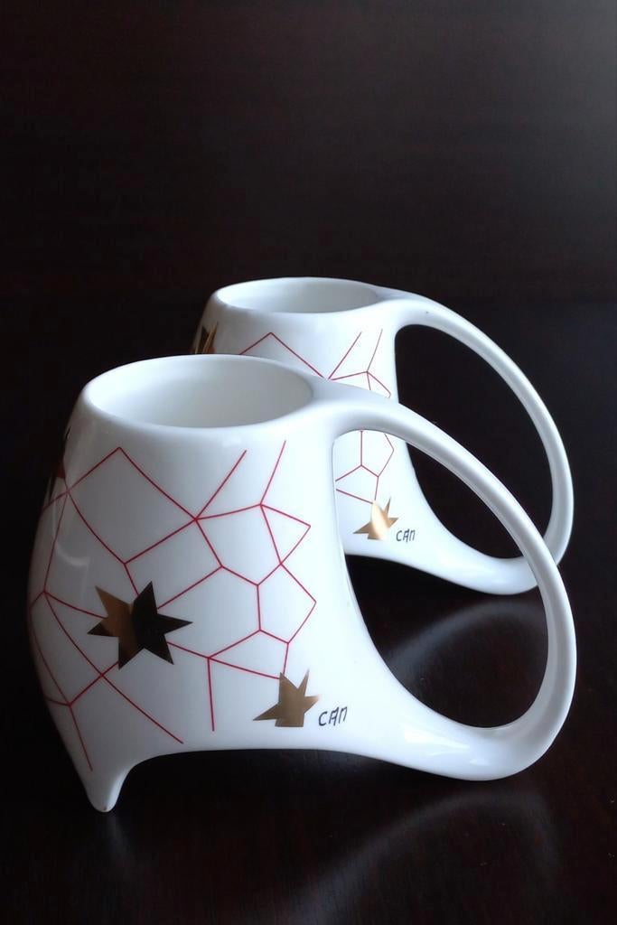 Corry Ammerlaan ontwerp,set van twee gevormde witte kopjes, Ophalen of Verzenden