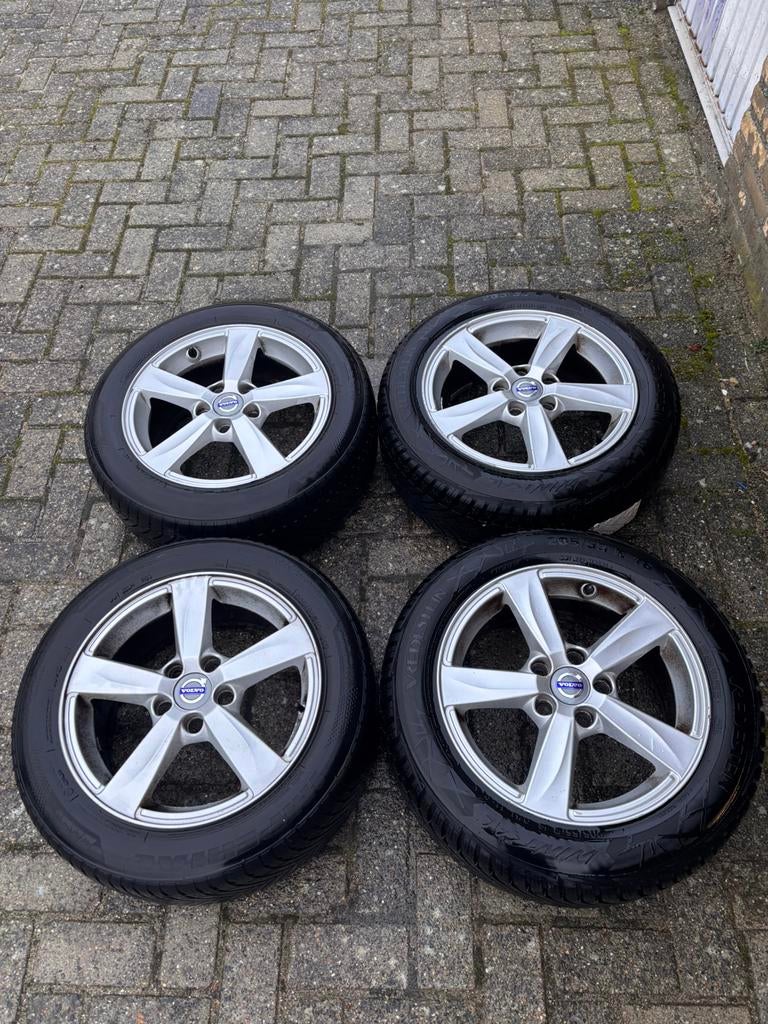 Autobanden + orginele volvo velgen v40, Auto-onderdelen, Banden en Velgen, Ophalen, Gebruikt, 16 inch, Banden en Velgen