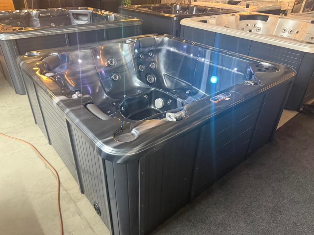 Jacuzzi / spa Balboa – 200x200 – plug & play 220V, Ophalen, Zo goed als nieuw, Trap, Vast